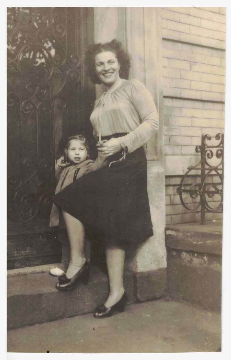 Dorothy Dorfman Nirenberg and her daughter, Patricia Nirenberg Stone
